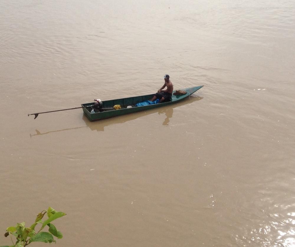 พอนัดกันมาเจอที่หมาย ดัน มีพี่เรือ ทอดแหครับ ได้ปลาหลายอย่างเยยครับ ในมือถือปลาแค้ อยู่ครับ 