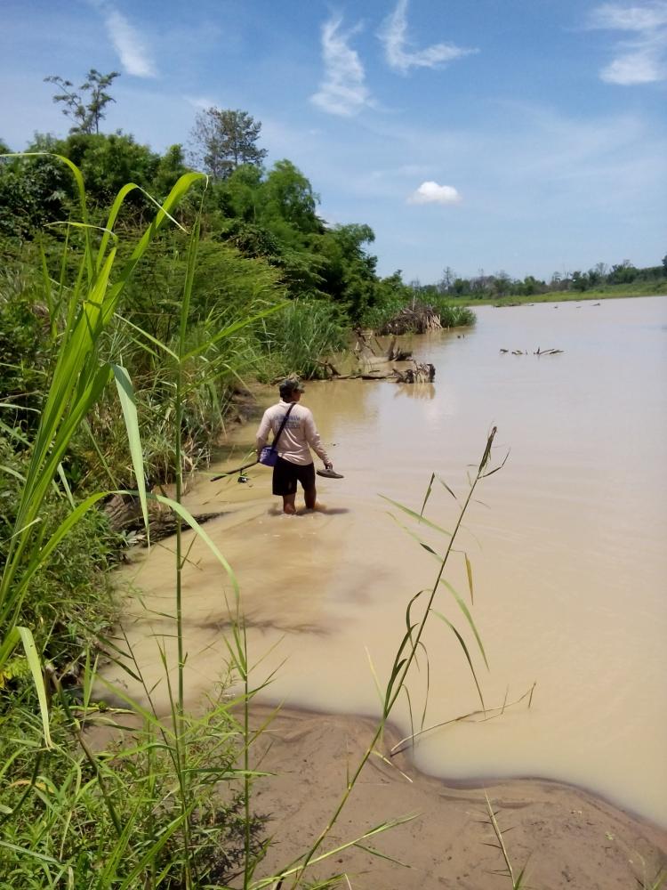 ลุยน้ำอีกแล้ว เดินต้องระวังหน่อยครับ ตอไม้เยอะมาก