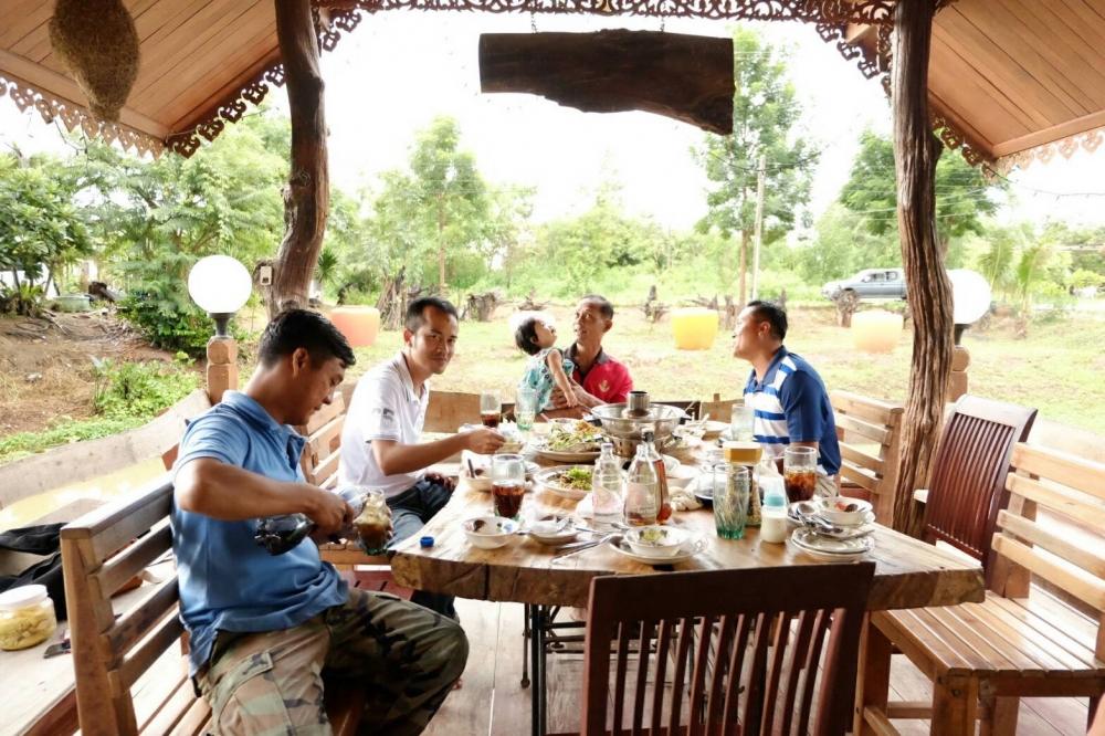 กลับมาพักกันที่บ้านคุณพ่อน้องพีช ต้อนรับอย่างอบอุ่นด้วยอาหารและน้ำชา ทานอาหารพักผ่อนในรูปแบบโฮมสเตย์