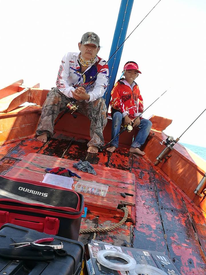 ลุงสันต์กับหลานดอม นั่งปรึกษากันจะเอาไงดีกับไอ้สาก เสียเหยื่อกันไปหลายชุดแระ :laughing: :laughing: :