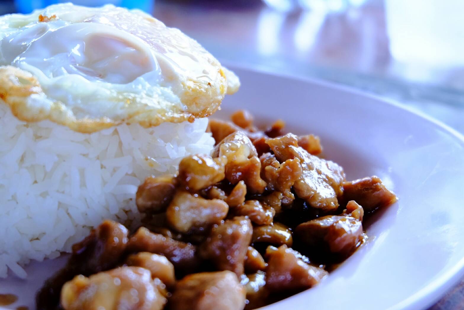 เดินจนถึงฝั่งไทยครับ แวะทานมื้อเช้าหัวสะพานฝั่งไทย อาหารปกติครับมื้อเช้าหมูกระเทียม :umh: