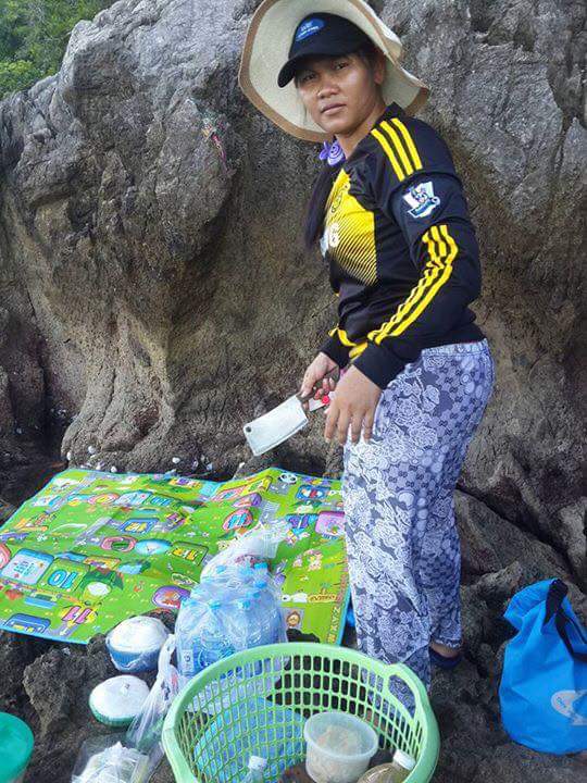 ใจเย็นลูกพี่ น้าหมี แม่ครัวข้างเกาะ 
ฝีมือตำส้มตำ ที่1 เลย
เดี๋ยวแวะกินข้าวกันนี่แหละครับ
แล้วค่อ