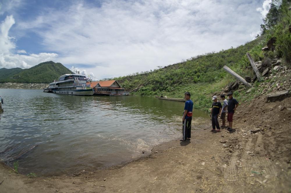 สมาชิกวางแผนการเอาเรือลง เพราะทางค่อนข้างชันและแคบ
ปีนี้ฝนมาช้าเหลือเกิน ตอนแรกวางแผนกันคิดว่าน้ำคง