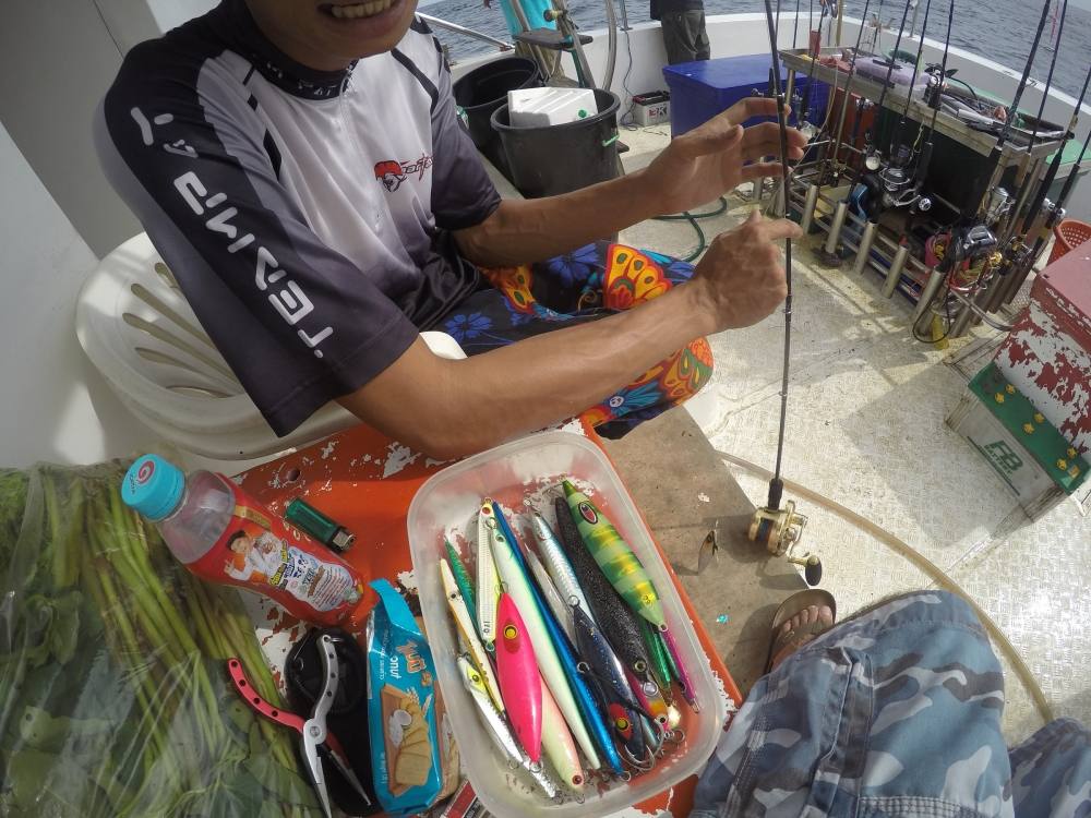 ช่วงนี้ ตลาดเริ่มปั่นป่วนเล็กน้อยครับ  เรือจอดได้แค่ไม่นาน  ใครสายขาดก้มาเรียกใช้บริการ เจ้าบอส    
