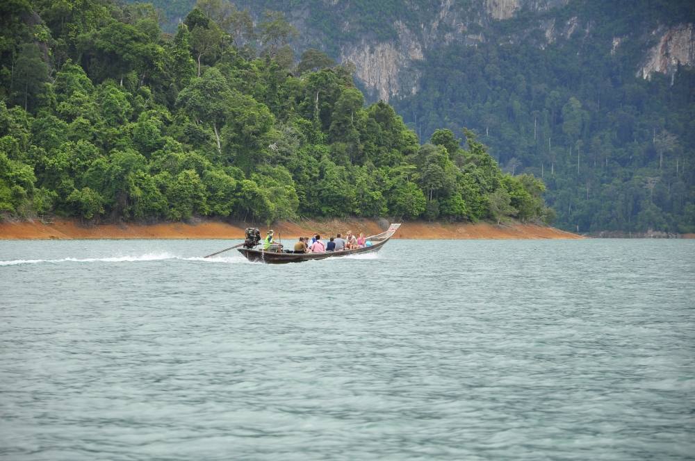 ส่วนมากที่เจอเรือจะเป็นนักท่องเที่ยวต่างชาติซะส่วนใหญ่  

Welcome to Thailand 

 :smile: :smile: