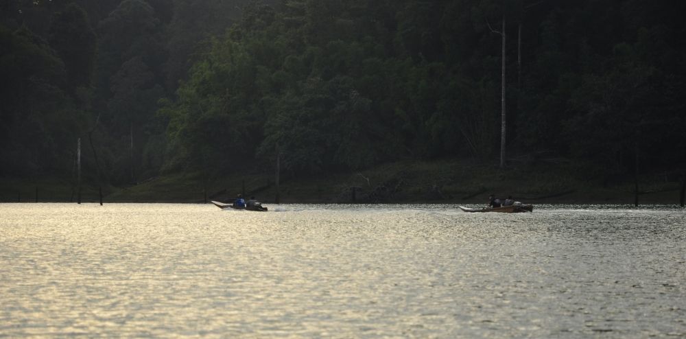 2 ลำนี้เป็นเรือนักตกปลา ชาวมาเลเซีย 