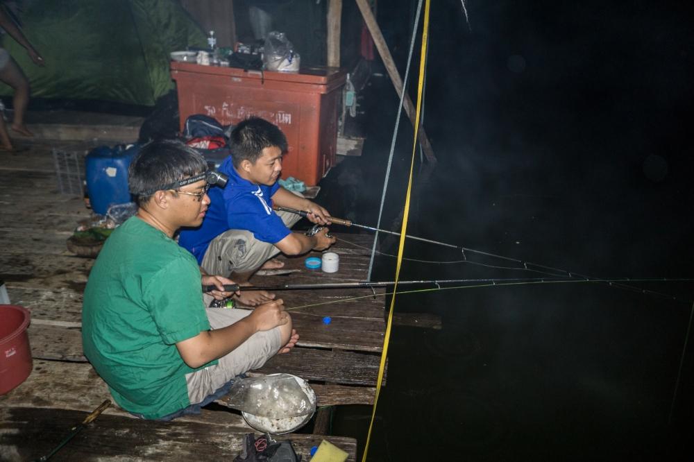 สองพี่น้องมือเหม็น (เหม็นอยู่คนเดียว)
นักตกปลารุ่นเก๋าเคยกล่าวไว้คนที่่ดีที่สุดในทริป
คือคนที่ยอมม