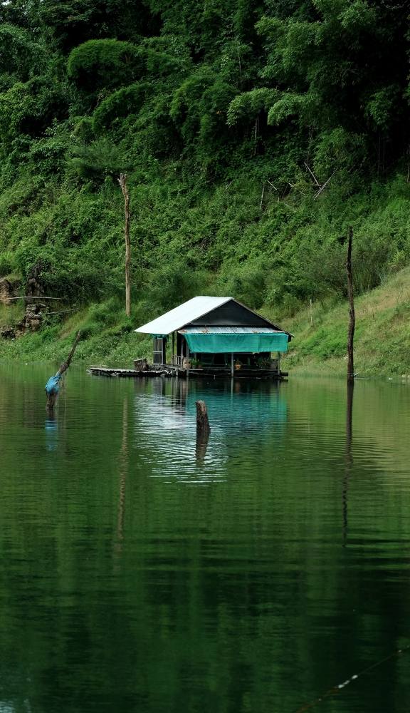 สรุปแล้ว  แบบนี้ดีแล้ว อยากไปเขื่อนไหน ก็ หาแพพักเอา ได้ สัมผัสบรรยากาศ เขื่อนอื่น ๆ แพ อื่น ๆ ไปเรื