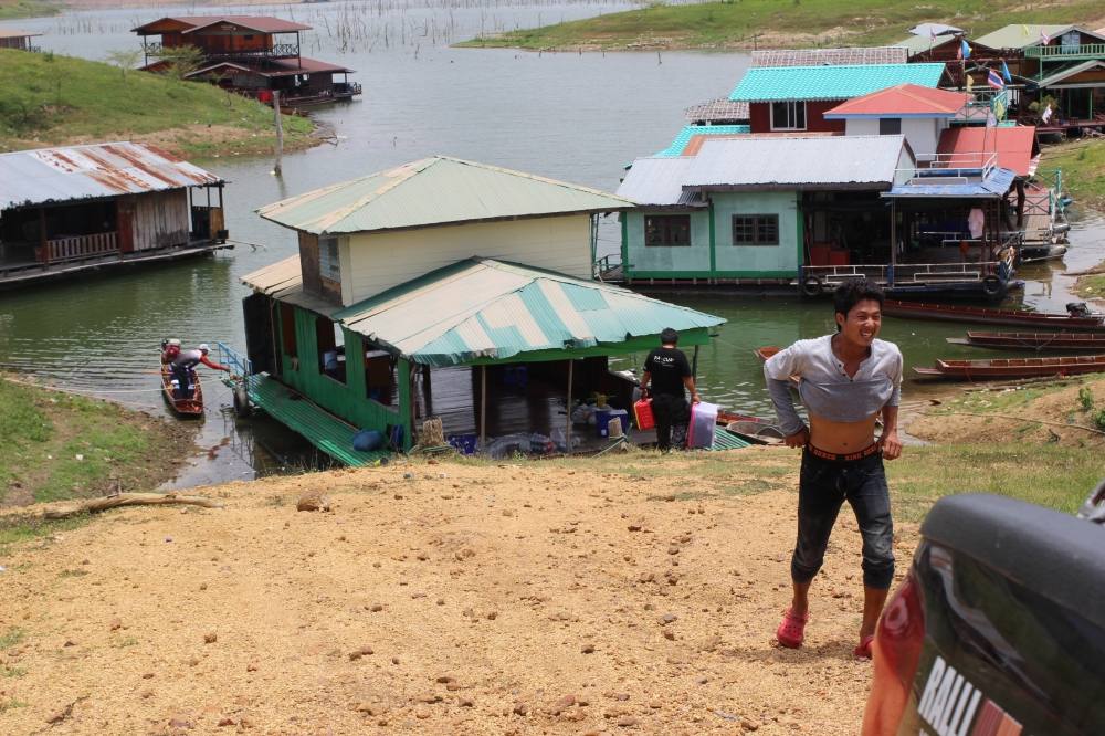  [center]ขนเสบียงลงเรือ ขึ้นน้ำเอ่อ[/center]