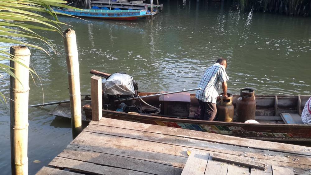 โกแจ๋นายท้ายเรือของพวกเรา ระยะทาง 2km. ค่าเรือ 70 บ.