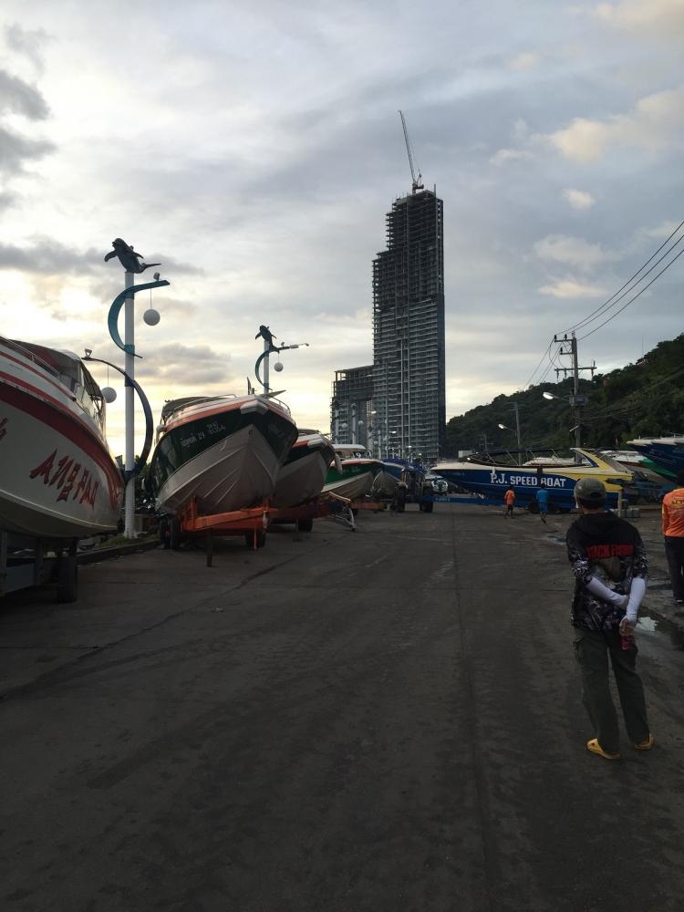 เราเอาเรือลงกันที่ท่าเรือแหลมบาลีฮายครับ