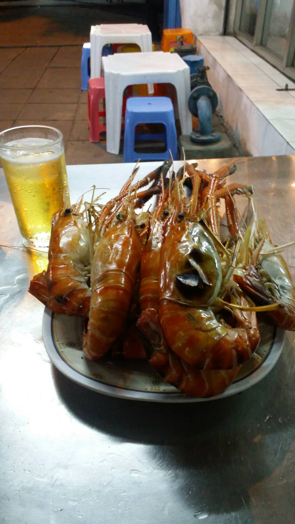 เมนูแรก 

เมนูคลาสสิค กุ้งแม่น้ำเผาเกลือ  ตัวโตๆ
แกล้มเบียร์เย็นๆ :umh:
ฟินนนนนนน..