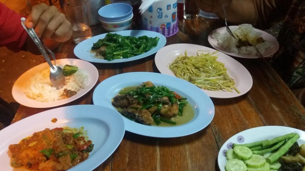 เรือลงน้ำเสร็จหิวคับออกมาหาของอร่อยๆกิน