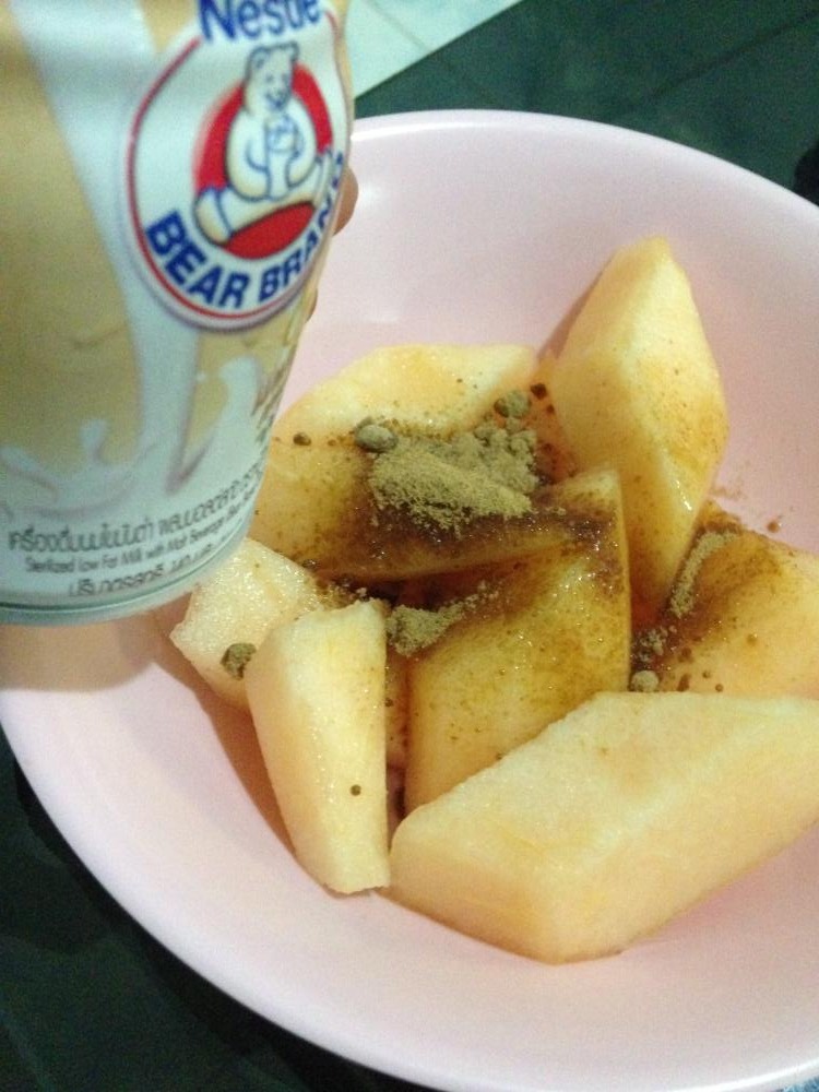 ทำของหวานแก้เผ็ดไว้หน่อย เมล่อนนมสดน้ำตาลทรายแดง :umh: :laughing: