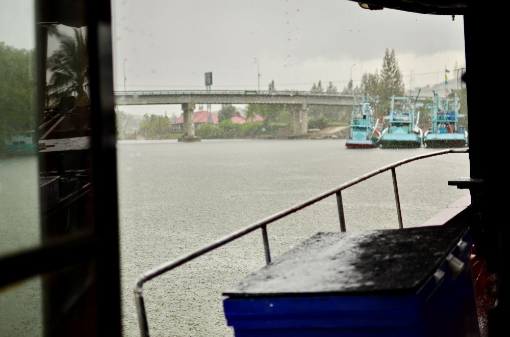 หลังจากนั้นน้องฝนก็ตามมาถล่มต่อจนต้องอยู่บนเรือต่ออีกเกือบชั่วโมง :cry: