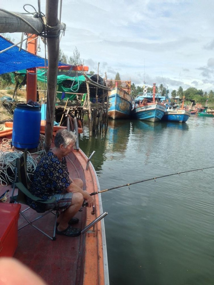 นัดเวลาลงเรือกัน10.00น
ระหว่างรอน้าภูริพี่มารีนัทแกเล่นตกในคลองก่อนเลยครับ
เรือยังไม่ออกจากท่าเลย 