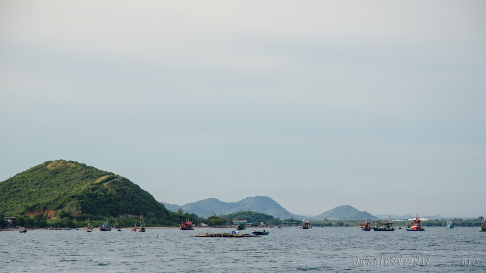 เรือเล็กควรงดออกจากฝั่ง จากการเตือนพายุที่กำลังจะเข้าทำให้เรือเล็กต้องเข้ามาจอดหลบแล้ว ส่วนเรากำลังอ