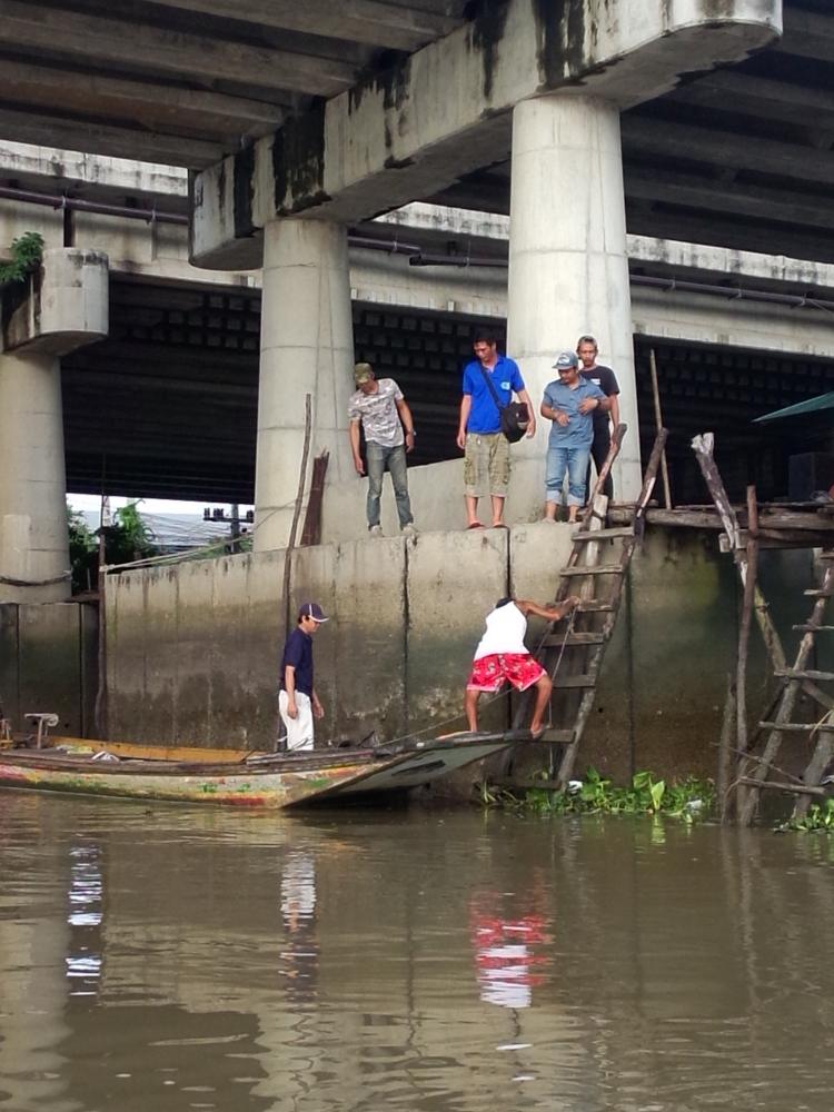 เช้าวันอาทิตย์ ณ.สะพานมอเตอร์เวย์ บรรดาผู้ที่ชื่นชอบการตกปลาได้ทะยอยมากันเรื่อยๆไม่ว่าจะมาเฝ้าตอม่อห