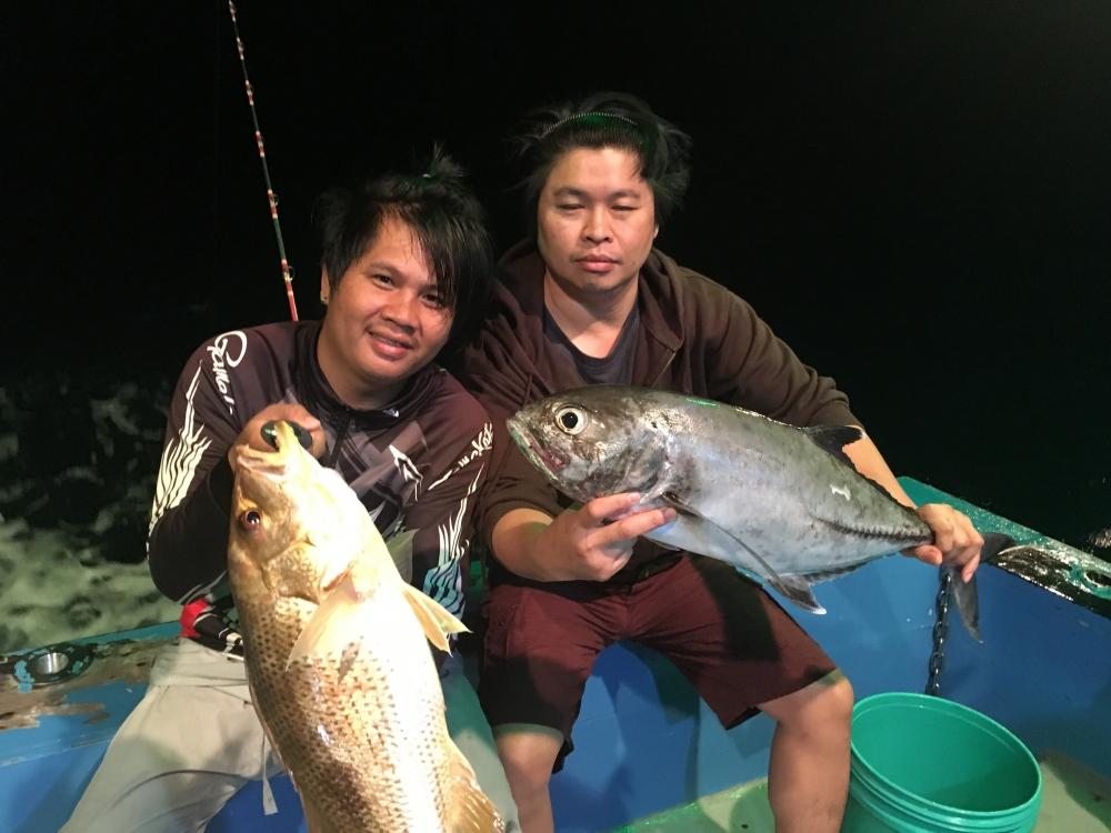  [center]ถึงแนวท่อตกซักพักใหญ่ๆก็มีปลามาฉวยเหยื่อลูกปลาที่ปล่อยกันไว้พร้อมๆกัน ปลาอังเกยไซร้งามคู่กร