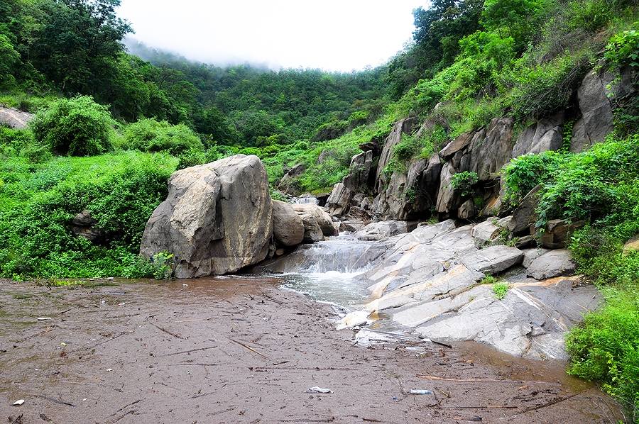  [center]ฝนมาเยอะ น้ำไหลลงมาเป็นน้ำตก ผมก็เพิ่งเคยเห็นธรรมชาติแบบนี้เป็นครั้งแรก :blush:[/center]