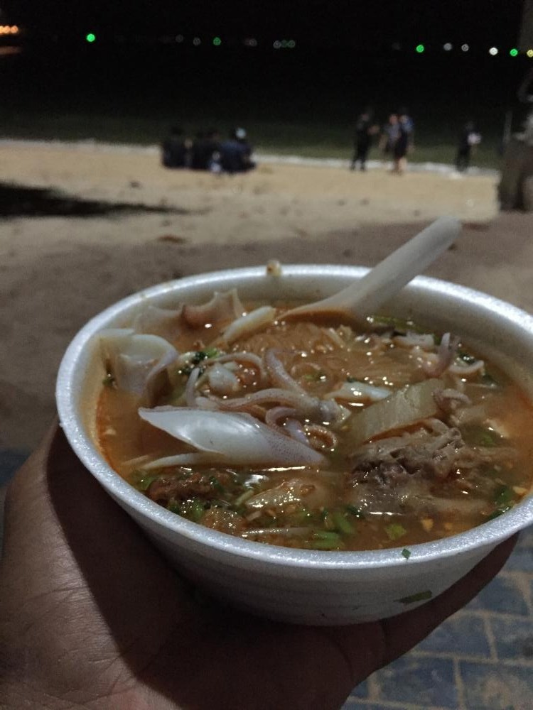 ทำหมึกล้างน้ำทะเลเลยครับแถวนี้ มีร้านก๋วยเตี๋ยวรถเข็นพอดี จบที่ความอร่อยไปหมึกกรอบสดหวานมาก