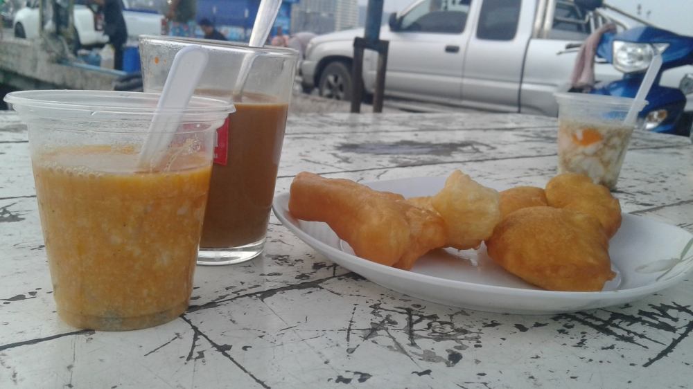 ตัดมาที่ท่าเรือครับ ใครมาท่าเรือนี้ ต้องแวะร้านกาแฟร้านนี้เกือบจะทุกคนแน่นอน โด๊บๆ :laughing: