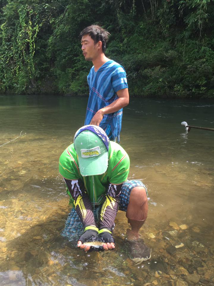 วันนี้เค้าเริ่มตกปลากันผม สะเงาะสะแงะเพราะมาววววเรือ   :tongue: :laughing: :cheer: