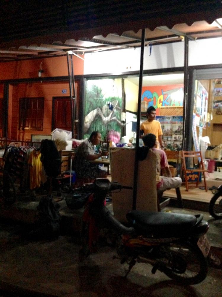 ที่นี่มีร้านอุปกรณ์ตกปลาด้วยนะครับ ที่สังเกต

ง่ายๆ เห็นมีอยู่ 2 ร้านบนถนนคนเดินแห่งนี้

แต่ร้าน