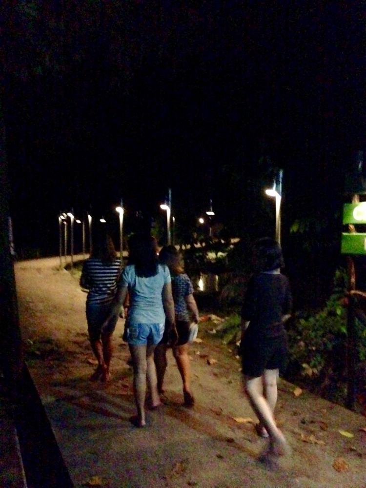 หลังจากนั้นก็เดินกลับที่พักเพื่อ ไปเล่นน้ำต่อกัน