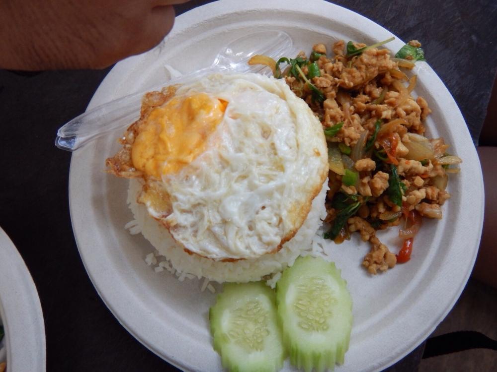 มื้อเที่ยง"ผัดกระเพราไก่"หลี่เป๊ะ 555+