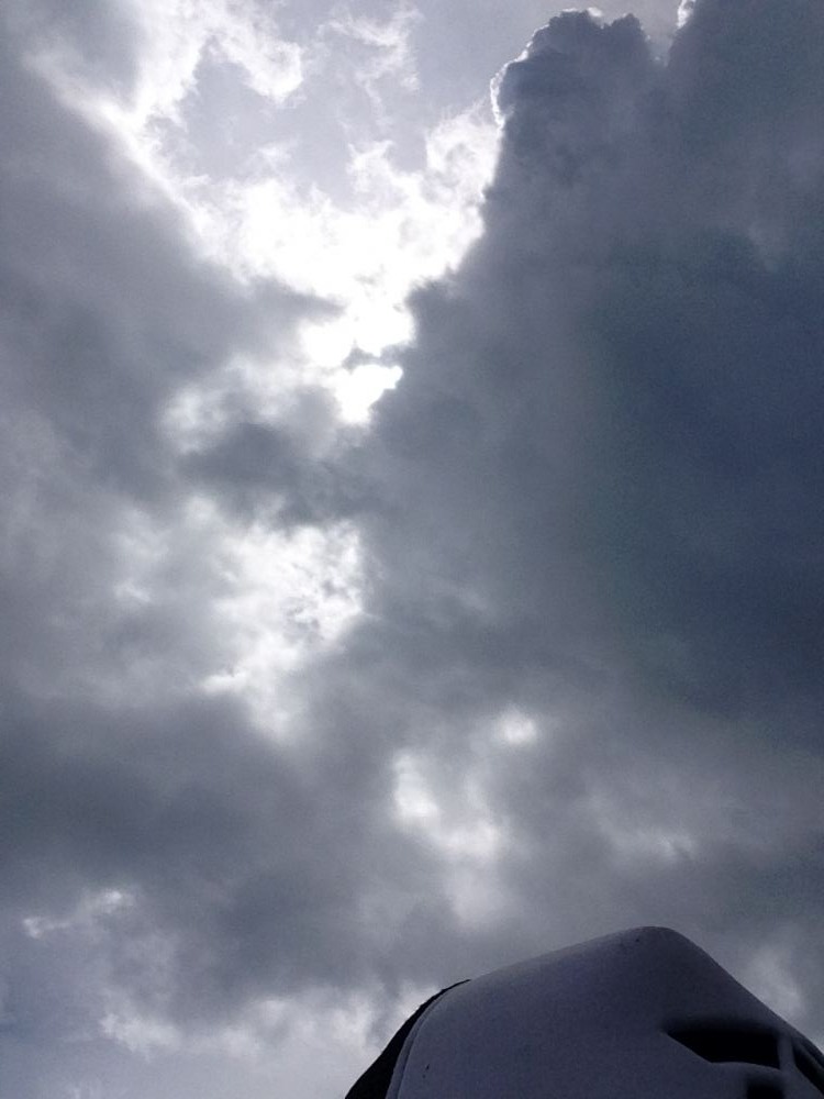 สังเกตดูจากกลุ่มเมฆฝน คุยกับบังยูริได้ใจความ

ว่ารอดูสถานการณ์อยู่ข้างๆเกาะซักแปป