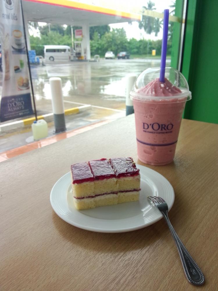 เติมพลังด้วยเครื่องดื่มหวานเย็นซักนิดขนมนิดหน่อยแค่นี้ก็เดินทางต่อได้แล้ว สดชื่นขึ้นเยอะ แถมช่วงบ่าย