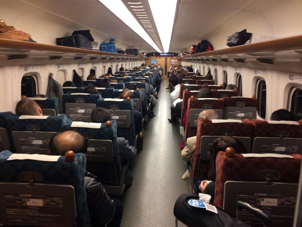 อยู่บนรถไฟซินคันเซนแล้วครับ แป่ววว ที่นั่งเต็ม

ต้องยืนครับ รถไฟวิ่งด้วยความเร็ว300กมต่อ ชม ครับ เ