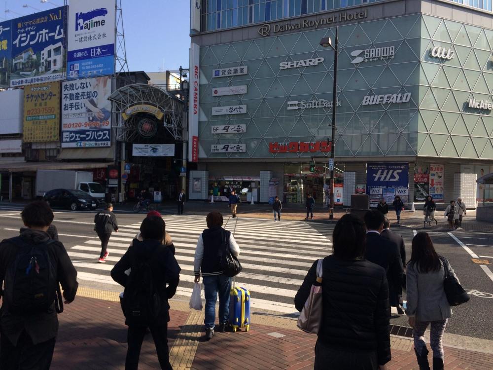 เดินข้ามถนน เตรียมไปขึ้นรถราง ไปเที่ยวปราสาทโอกายาม่ากันครับ

 :cheer: :cheer: