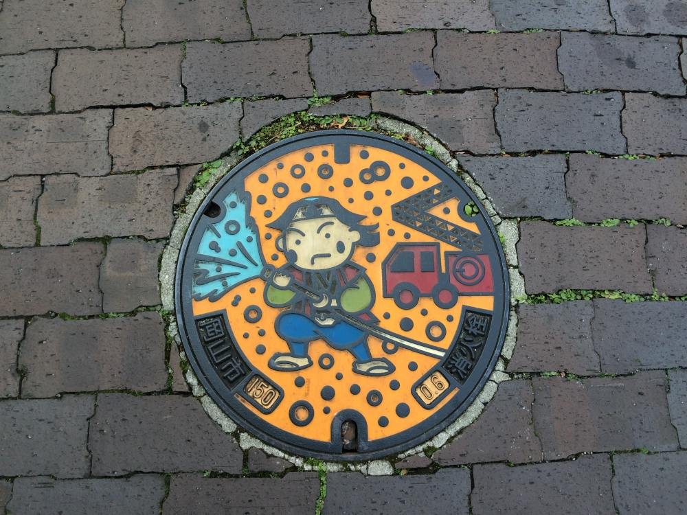 ฝาท่อยังเป็นโมโมทาโร่ สีสวย น่ารักเลยครับ

 :cheer: :cheer: :cheer: