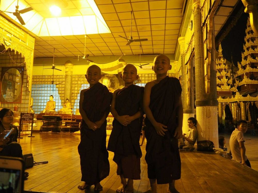  เณรน้อย พม่าครับ 