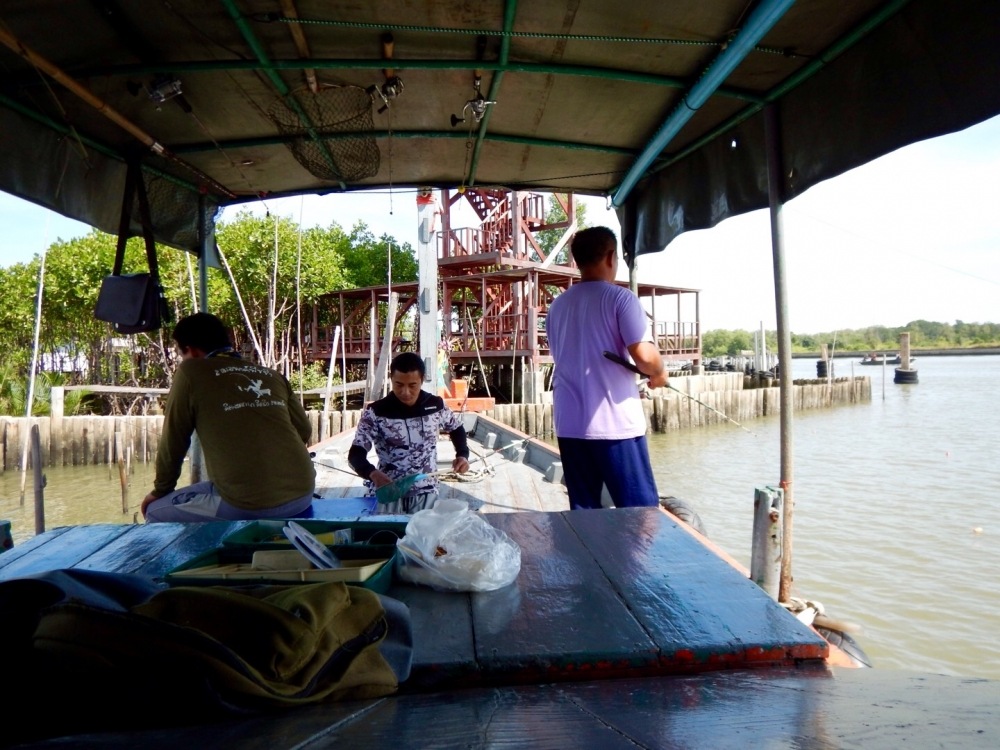 ผ่านไปครึ่งวันก็ยังไม่เป็นชิ้น เป็นอัน จากการ

สอบถามของบรรดาไต๋เรือทั้งหลายของบางประกง

ได้เสีย