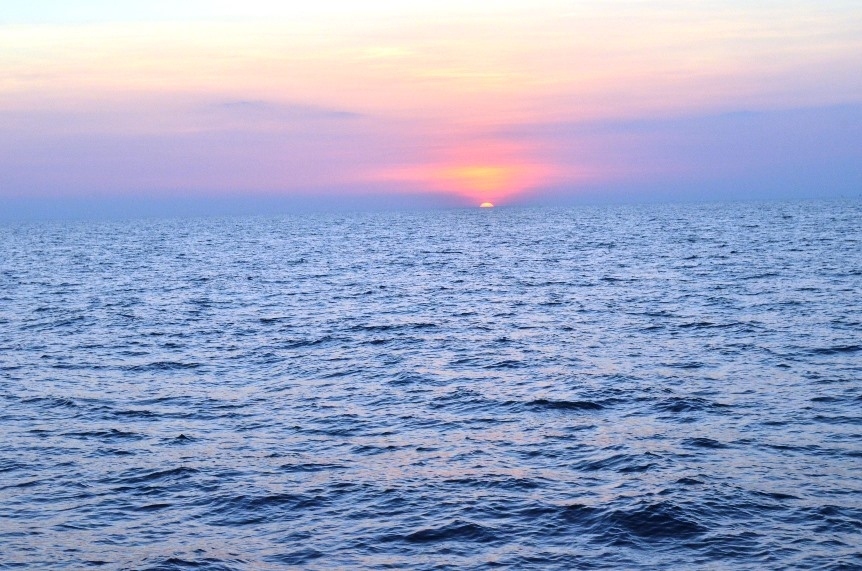 มาดูภาพพระอาทิตย์ตกทะเล แป็บเดียวจะหมดวันอีกแล้ว