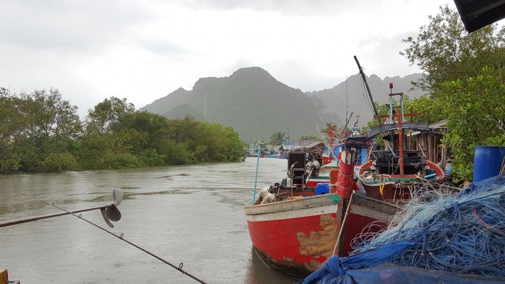 ฝนก็ตกหนักอีก ... งั้นนั่งตกปลารอฝนหยุดตรงท่าเรือแพร๊บ ... 