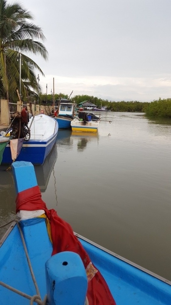 และแล้ว .. ก็ได้เวลาฝนหยุด...ลมเริ่มหยุด ... แต่น้ำกลับขึ้นแรง .. จังเลย 

ไม่เป้นไร  ออกเรือก่อน 