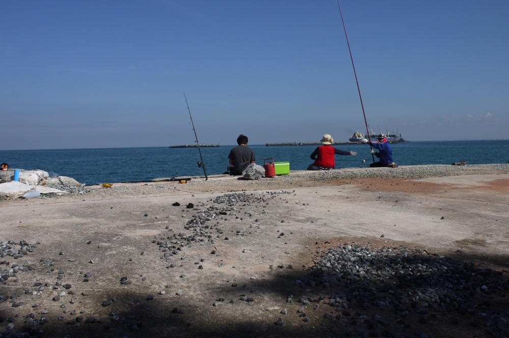 นักตกปลาหน้าดินที่ศาลา6 เหลี่ยม ระหว่างรอปลากินเหยื่อก็มานั่งตกปลาเล็ก เห็นแล้วเพลินไปด้วยคับ เทคนิค