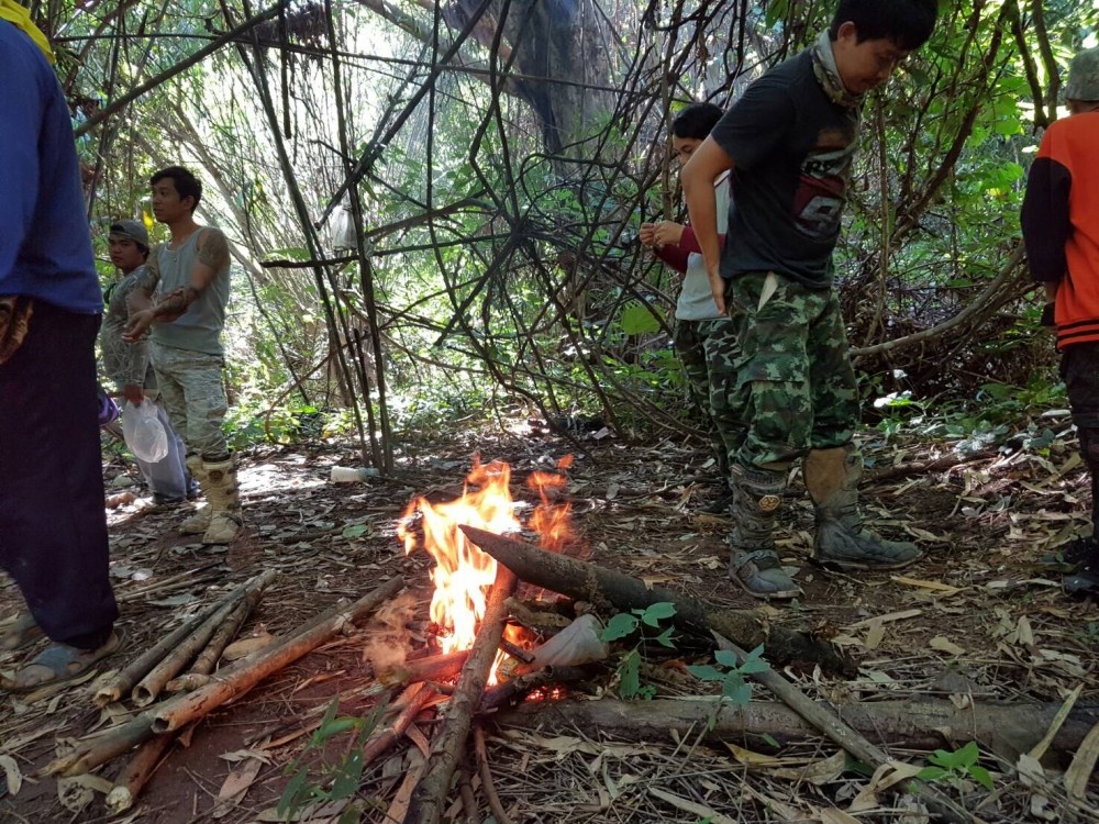 ระหว่างรอ  ลืมบอกไป มีทีมงานหลายท่านลงไปจับปลาเพื่อมาทำอาหารในเมนูต้นเรื่องของวันนี้ (หลามปลา บนเขา)