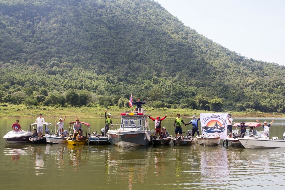 ภาพสุดท้ายแล้วครับ กลุ่มเพื่อนเล่นเรือเล็ก ตกปลา ขอฝากเนื้อฝากตัวกับเพื่อนๆ นักตกปลาด้วยครับ ท่านใดช