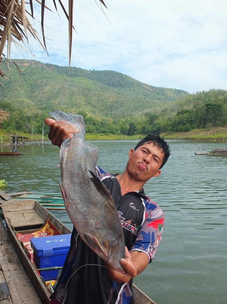 

 [center] ช่วงสายๆลมแรงเลยกลับแพพัก ซื้อปลากดไปฝากคนที่บ้านหน่อยครับ[/center]