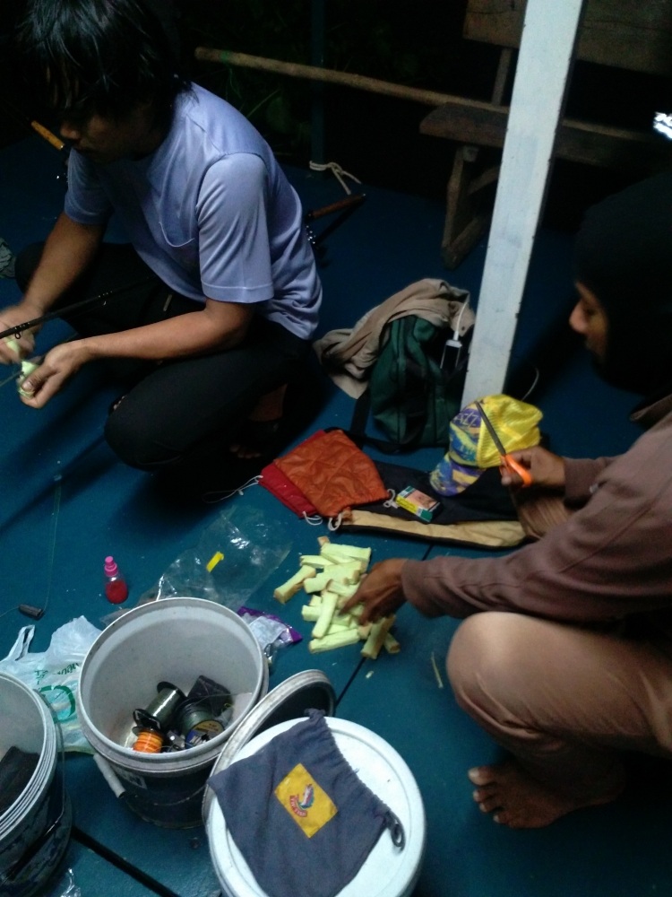 รอแล้วรออีก หาอะไรทำกันไปเรื่อย 