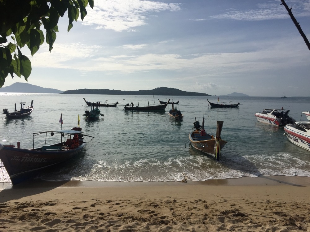 เราขึ้นเรือกันที่ หาดราไวย์ คลื่นเงียบ หวังว่าวันนี้เราคงจะเจอเจ้าหนวด นะ 