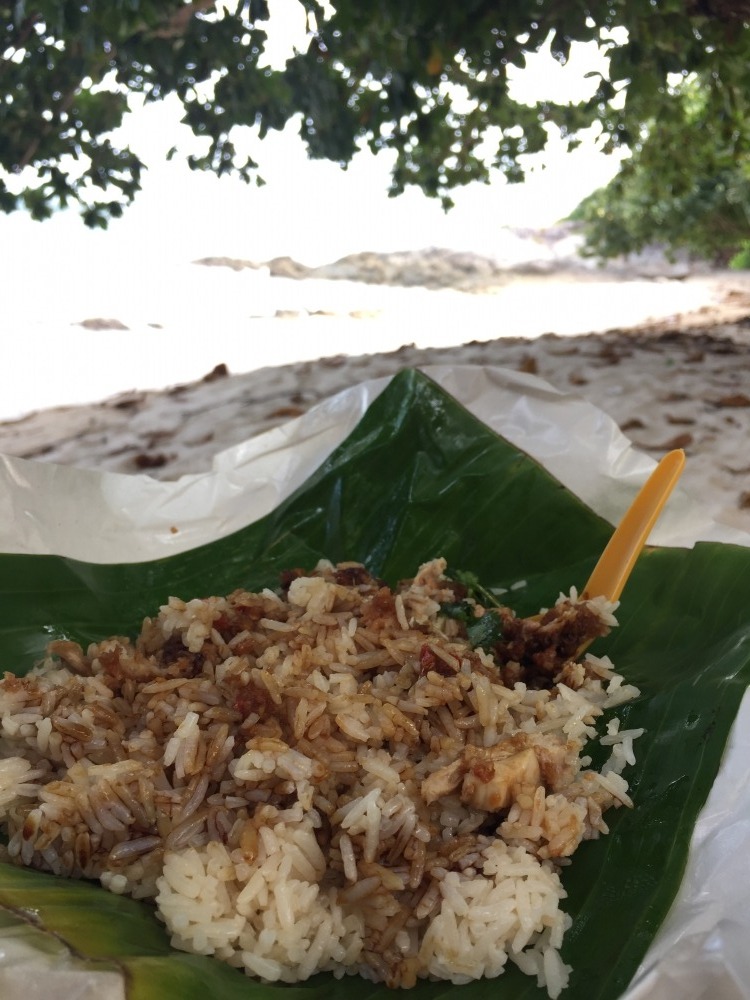 ที่พักใต้ร่มไม้ โอบล้อมด้วยทะเล มันช่างมีความสุขจิงๆครับ ทานเส็ดก็นั่งคุยเมาส์มอย กัน ตามอุดมการณ์ใน