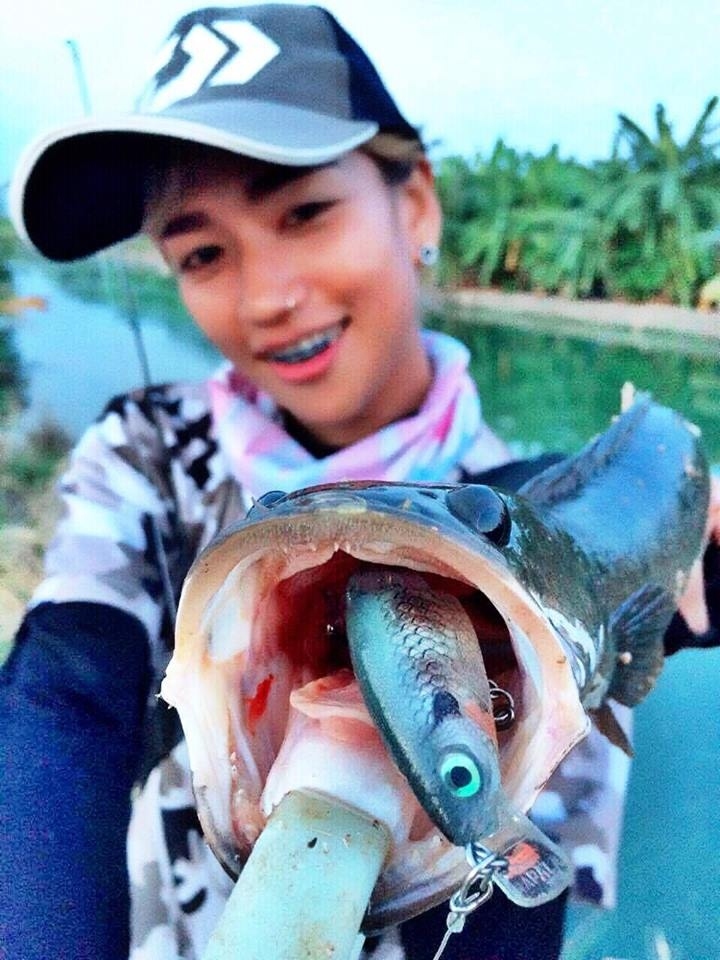 
 [b]น้องหญิงตามมาติดๆ ด้วย Rapala Jointed ตัวโปรดเค้าหล่ะ[/b]