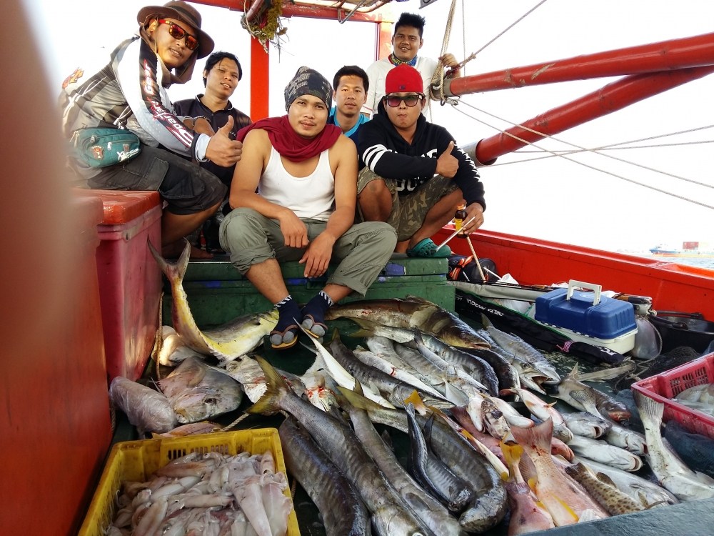 จัดเรียงปลา ถ่ายรูปเป็นที่ละลึกกับผลงานจากท้องทะเล อ่าวไทยตอนบน ยังคงสวยงามและยังอุดมสมบูรณ์ครับ