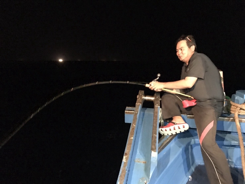 โดนกันนุงนังเลยครับช่วงชุลมุน
เจ้าเก่งเด็กเรือวิ่งให้วุ่น เดี๊ยวหัวเรือ กลางเรือ ท้ายเรือ 